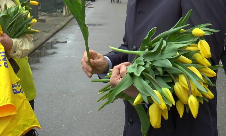 Liberalii au împărțit flori femeilor