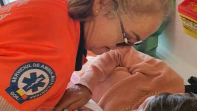 Nou-născut adus pe lume pe marginea drumului